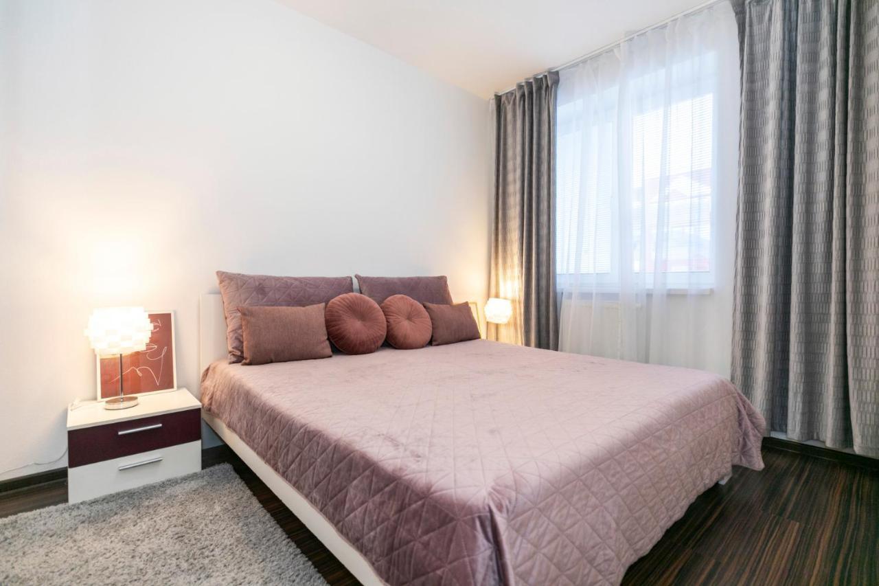 Alure Residences 3 & 24H Self Check-In, Parking In The Garage In The Apartment Building Included, New Building, Terrace, Green Location With A Forest Park With A Lake, Children'S Playground Banská Bystrica Dış mekan fotoğraf